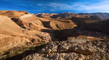 باحثون دوليون يكتشفون “بصمات” حياة ميكروبية نادرة في ترسبات وادي دادس نواحي تنغير